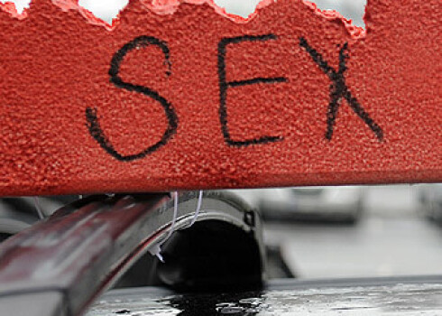 Rīgā par publisku seksošanos, ja noķer policija, jāmaksā 50 lati. Sievietes no soda var atbrīvot, ja advokāts tiesā pierādīs, ka viņai, nodarbojoties ar seksu, nav bijis „nodoms izdarīt tīšu pārkāpumu”.