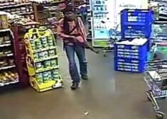 В кадре можно увидеть, как покупатели не спеша занимаются своими делами, а затем осознают факт нападения и бросаются бежать