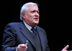 Дочь почетного горожанина, знаменитого далеко за пределами России артиста Олега Басилашвили, ночью обратилась к пользователям интернета, сообщив, что 79-летний отец замерзает