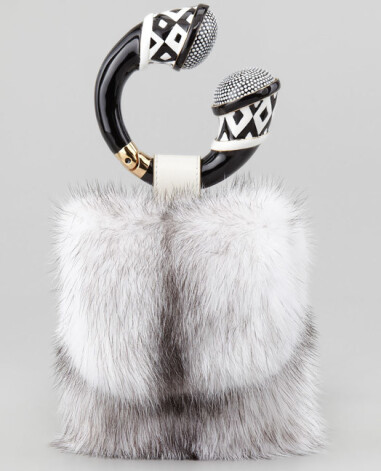 Toma Forda polārlapsas somiņas cena sasniedz turpat 2 tūkstošus latu