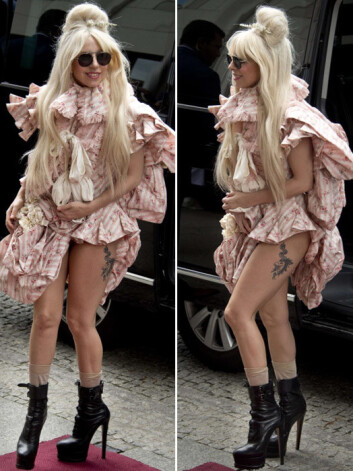 Певица Леди Гага в Берлине предстала в странном одеянии, открывавшем ее стройные ноги