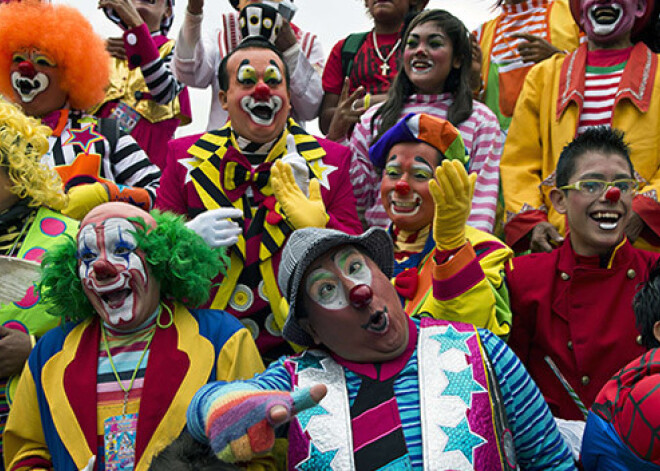 Ударим смехом по насилию! В Мехико съехались клоуны. ФОТО