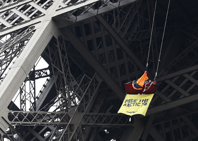 "Greenpeace" aktīvists sarīko protesta akciju Eifeļa tornī