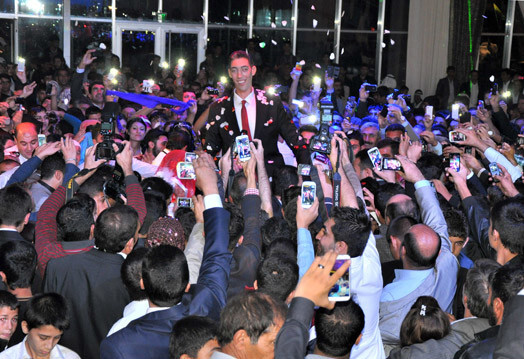 "Я нашла свою любовь. Надеюсь, мы будет счастливы навеки", — заявила на свадьбе Мерве Дибо, которая едва достает своему суженному до локтя.