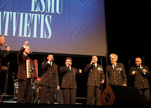 „Esmu latvietis” – tā saucās Artūra Reinika (otrais no kreisās) jubilejas koncerts, kurā viņš uzstājās arī kopā ar „Dobeles Zemessargiem”.