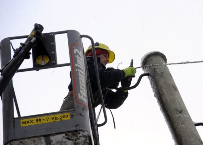 Pēc vētras bez elektrības Latvijā vēl joprojām trīs tūkstoši mājsaimniecību