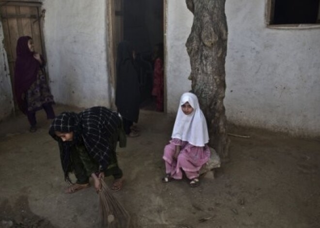 13 gadus vecu pakistānieti izvaro, apdedzina un aprok dzīvu. Meitene izrok sevi no kapa pati