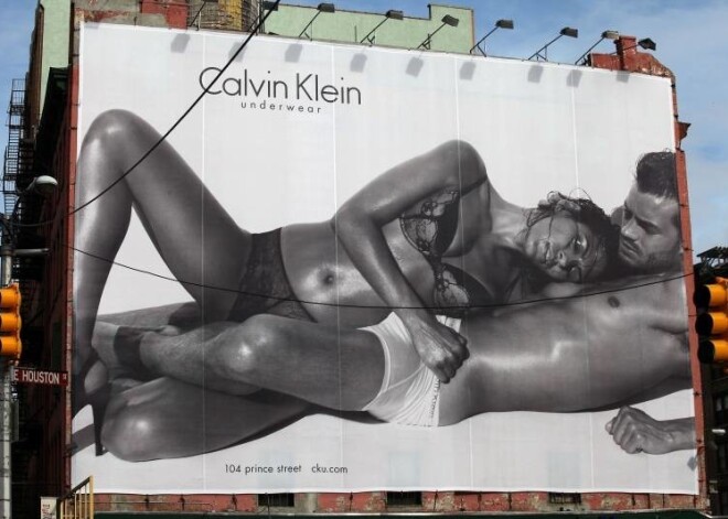 Viņš bija „Calvin Klein” apakšveļas modelis. Šajā fotosesijā Džeimijs pozējis kopā ar seksapīlo aktrisi Evu Mendesu.