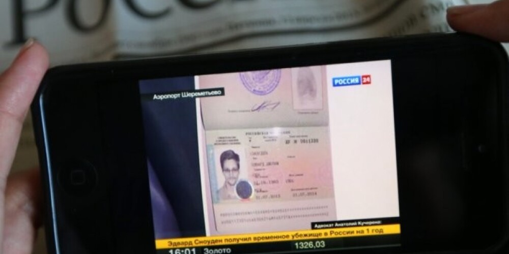 30 gadus vecais Snoudens vairāk kā mēnesi pavadīja Maskavas Šeremetjevas lidostā, līdz 1.augustā Krievija viņam sniedza pagaidu patvērumu, lai gan pret to asi iebilda ASV.