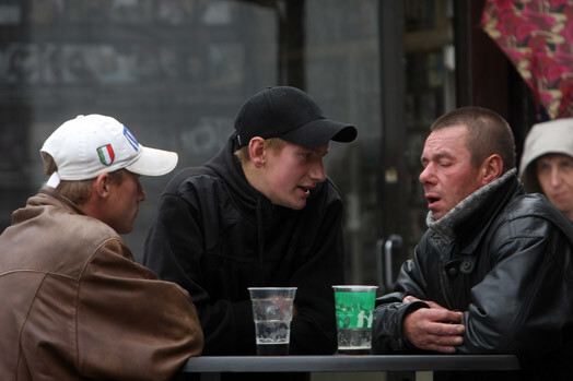 Galvaspilsētas dzērāju dzīve ar gadiem kļūst aizvien sarežģītāka – ja pirms simts gadiem viņus lamāja, ka viņi uz ielas nemāk pareizi attaisīt degvīna pudeli, tad tagad viņiem draud sods par to, ka uz ielas vispār atļaujas atkorķēt kortelīti.