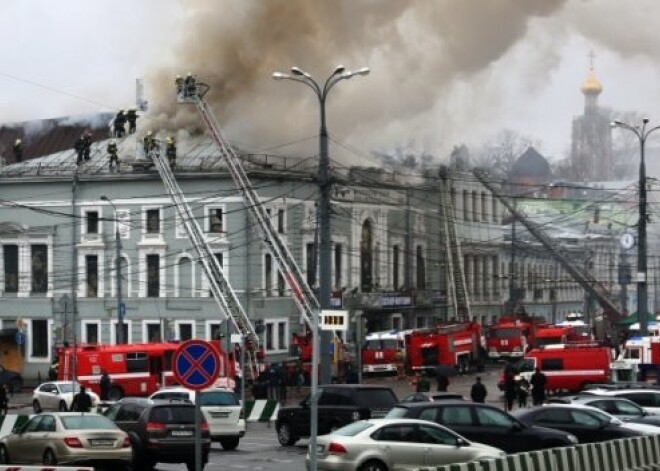 Maskavas centrā īsi pirms bērnu izrādes aizdedzies teātris. FOTO