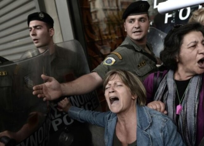 Grieķi ārdās un streiko pret atkal jauniem taupības pasākumiem. FOTO