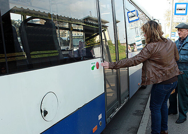 Vairākums pasažieru atzinīgi novērtē iespēju pašiem atvērt durvis sabiedriskajā transportā