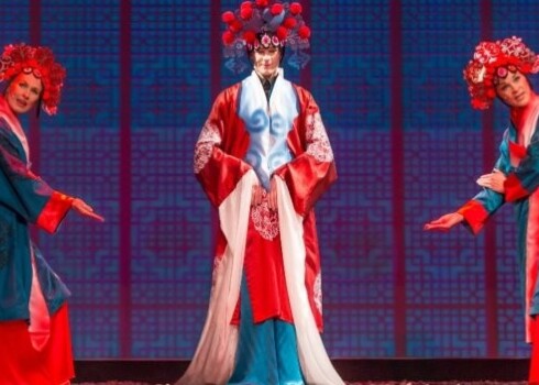 Dailes teātrī pirmizrādi piedzīvo krāšņa austrumnieciska drāma "M.Butterfly". FOTO