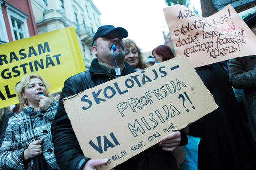 Pedagogu liktenis mūždien ir kurnēt par mazajām algām. Jau pirms 100 gadiem skolotāji bija zaudējuši cerības, ka viņu algas varētu būt tik lielas, lai viņi nezaudētu ticību uz labu.