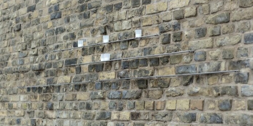 Теперь на день Лачплесиса свечи не нужно будет всовывать в проемы между кирпичами, а можно будет поставить на специальные полки