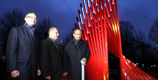 „Rīgai jākļūst krāšņākai un skaistākai, lai tā priecētu gan rīdziniekus, gan arī pilsētas viesus” – iededzot Latvijas Republikas 95. gadadienai veltītos pilsētvides gaismas objektus, teica Rīgas domes priekšsēdētāja vietnieks Andris Ameriks.