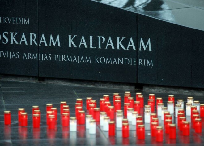 Kritušo karavīru piemiņas godināšana Lāčplēša dienā pie pulkveža Oskara Kalpaka pieminekļa Esplanādē