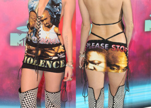 Mailija Sairusa turpina demonstrēt savus plikumus.