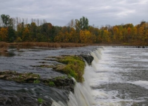 Pirms simts gadiem 18. novembrī latviešu avīzes rakstīja, ka Ventu gatavojas padziļināt un savienot ar Melno jūru, kuģu un vilcienu satiksme Bolderājā bija paralizēta, laucinieki pamet viensētas un pārvācas uz pilsētām, bet Valkā izkusuši baznīcas zvani.