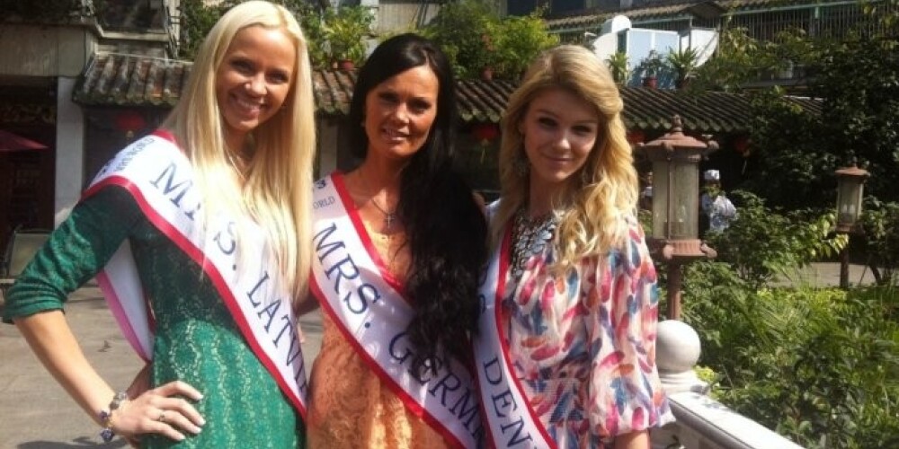 Gaišmatainā Latvijas pārstāve Katrīne Sauliete kopā ar skaistumkonkursa „Mrs. World” dalībniecēm no Vācijas un Dānijas.