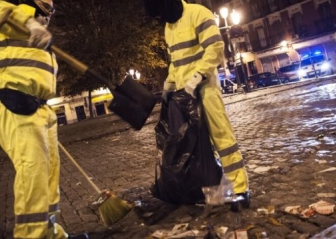 11 dienas dzīvojot mēslu kaudzē, Madrides sētnieki izlemj atsākt strādāt. FOTO