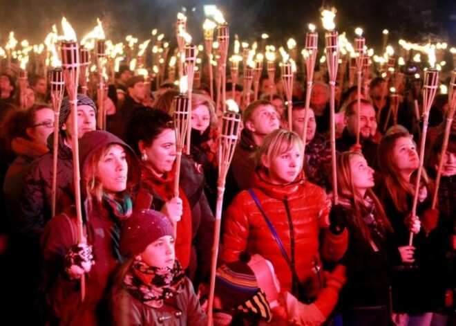 Lāpu gājiens pulcējis 12 400 cilvēkus. FOTO