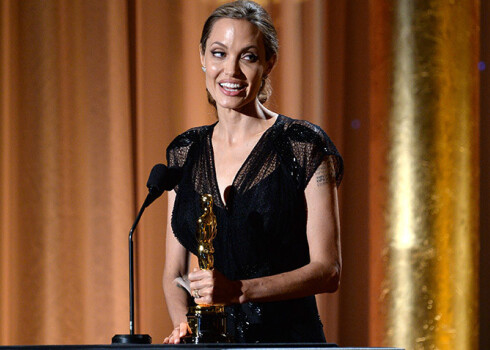 Andželīna Džolija saņem goda "Oskaru" par labdarību
