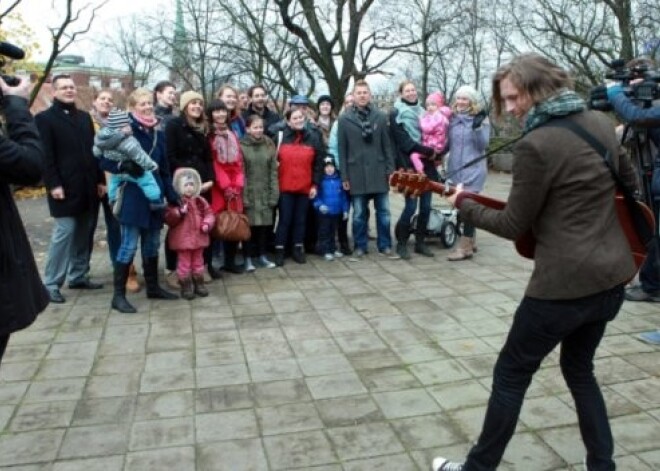 Dziesmas "Paldies latiņam" video filmējušies pazīstamas personības: Reiniks, Rēdlihs un citi. VIDEO