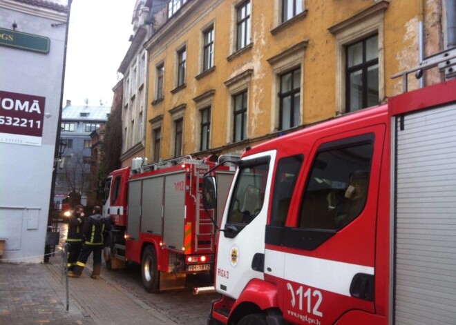 7 ugunsdzēsēju, 3 policijas un 1 neatliekamās medicīniskās palīdzības automašīna pulcējas Jāņa ielā, Rīgā, 2013. gada 20. novembrī