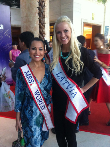 Ķīnā Katrīne sastapa arī „Mrs. World 2011” titula īpašnieci, amerikānieti Eiprilu Lufriju.