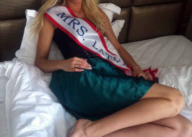 "Mrs. World" dalībnieces bauda pēdu masāžu. FOTO