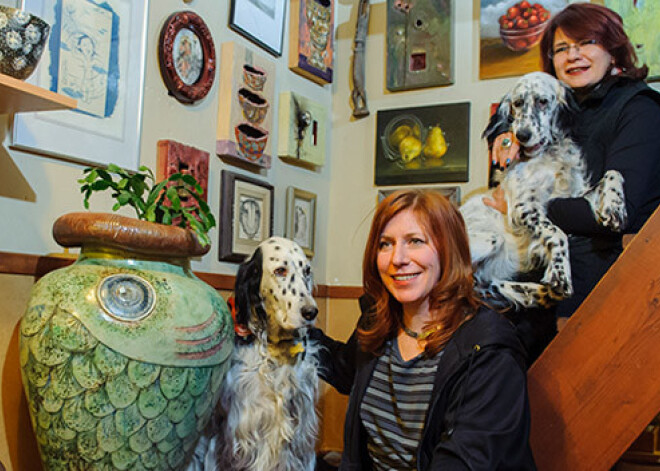 Porcelāna muzejā skatāma mākslinieču Skujas un Breidenas izstāde "Suņa dzīve: atķēdētā". FOTO. VIDEO