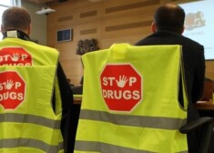 Продавцы большинства ларьков, заметив активистов Stop Drugs, прекращают торговлю и закрывают магазины