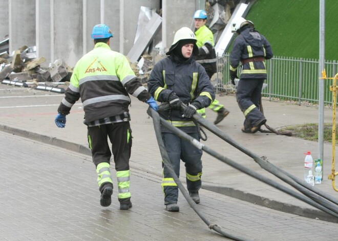 Cietušo tuvinieki un glābēji pie sagruvušā lielveikala Zolitūdē 22. novembrī