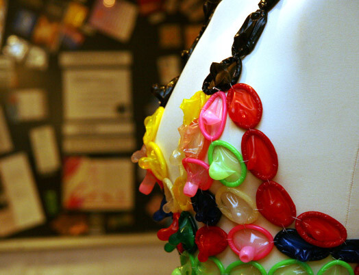 Tāpat kā šodien, arī pirms simts gadiem konservatīvās garīdzniecības iespaidoti politiķi cīnījās pret kontracepciju. Toreiz likumdevējs noliedza reklamēt prezervatīvus. Tomēr tas nelīdzēja, lai pēc gadsimta cilvēki jau būtu aizmirsuši šo gumijas izstrādājumu. Tieši otrādi – tas kļuvis vēl populārāks.