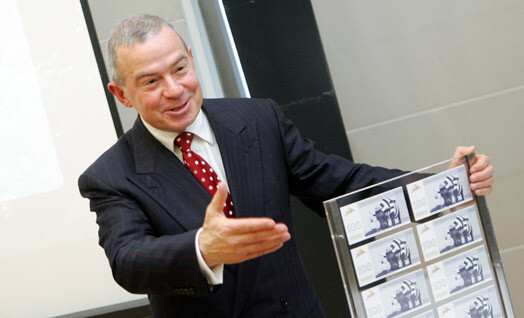 Ventspils mērs Aivars Lembergs, pēc visa spriežot, neko jaunu nav izdomājis – viņš īsteno savu priekšgājēju rīcības: arī pirms simts gadiem pilsētas attīstību balstīja vienīgi uz neaizsalstošo ostu un vietējo rātskungu vienpersoniskiem lēmumiem.