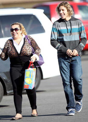 Джозеф с матерью Милдред Баэной на шопинге.