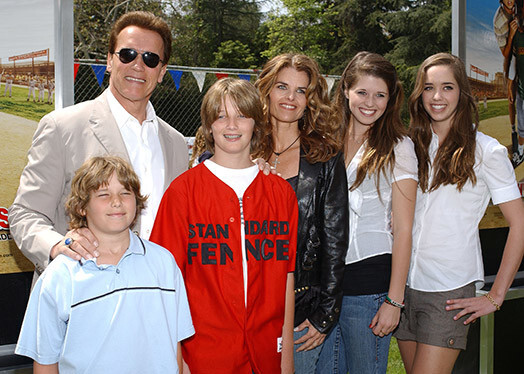 Арнольд Шварценеггер с экс-супругой Марией Шрайвер и их четырьмя детьми в 2001 году.