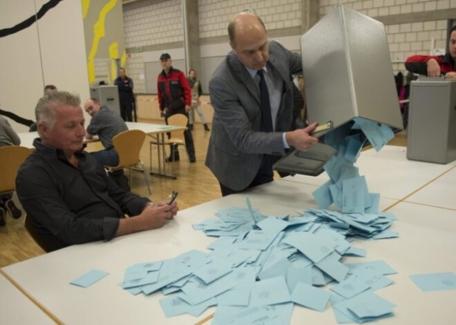 Šveicieši referendumā lēmuši, ka uzņēmumu vadītāju algas drīkstēs "kāpt debesīs"