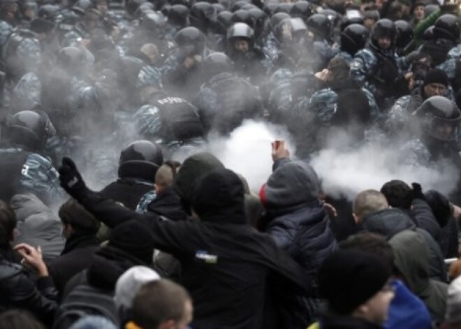 100 tūkstoši kijeviešu protestē pret valdības attālināšanos no kursa uz Eiropu. FOTO