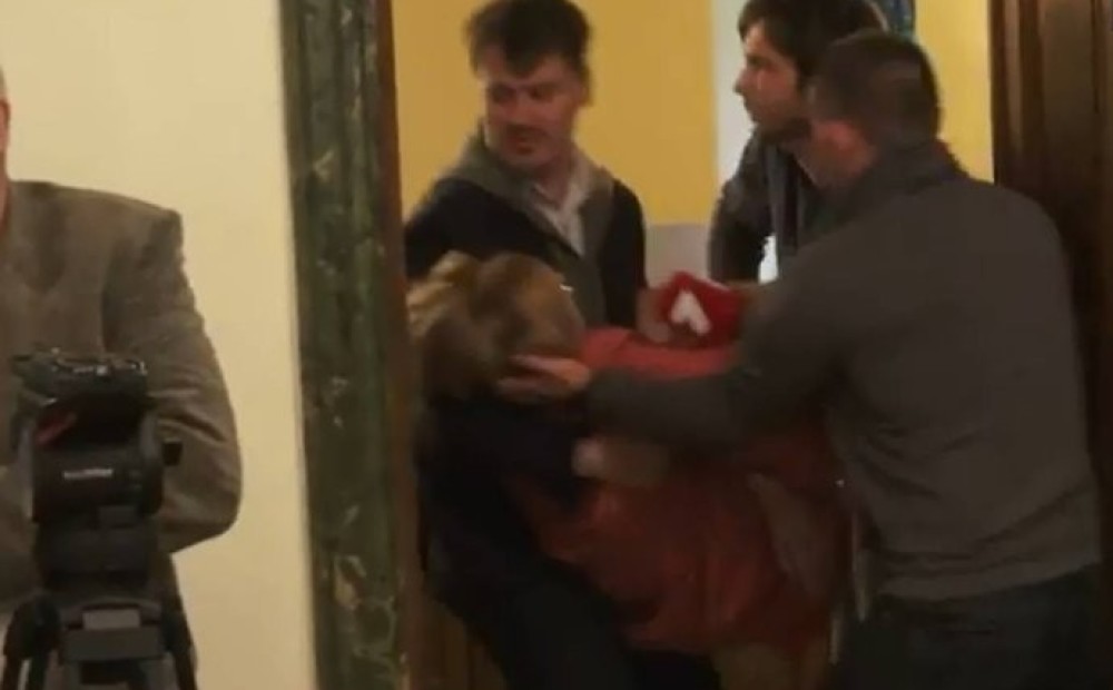 Петух падает в обморок видео. У Соловьева на передаче упал в обморок.