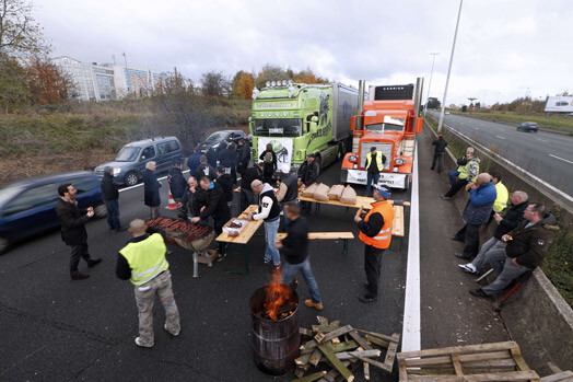 Tālbraucēju izveidotajās barikādēs tiek baudītas uz griliem gatavotas pusdienas.