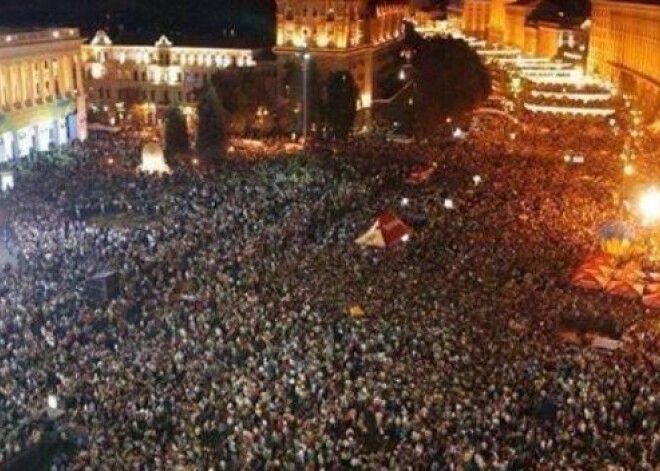 Kijevas centrā pulcējas saniknotā tauta, bet prezidents Janukovičs pošas uz Maskavu. FOTO