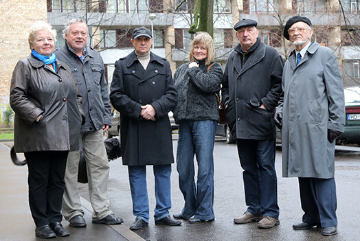 Biedrības Rakstnieku māja valde: Inga Skujiņa (no kreisās), Arvīds Krievs, Aleksandrs Cesas, nama pārvaldniece Ludmila Svešnikova, valdes locekļi Jirijs Orlovs un Uldis Zemzaris.