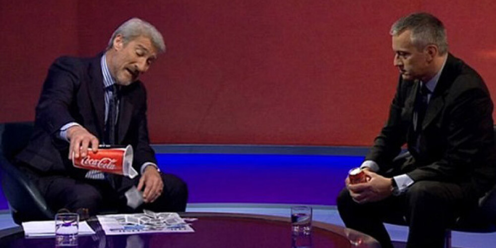 Европейский президент компании Coca-Cola Джеймс Куинси (справа) в эфире BBC