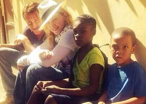 Мадонна и избивавший ее экс-муж Шон Пенн вместе помогают сиротам