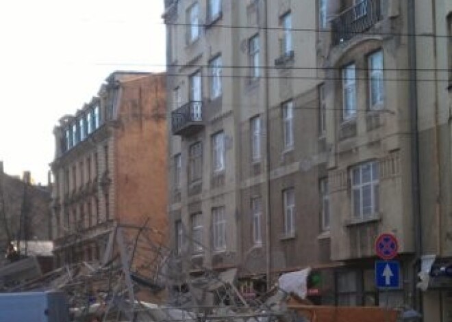 Stiprais vējš pirmdienas rītā nogāzis būvniecības stalažas Rīgas centrā. FOTO