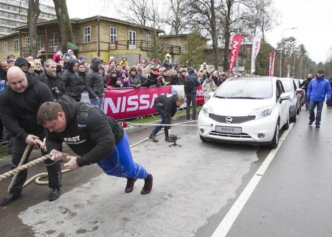 Lietuvas spēkavīrs Židrūns Savicks uzstādījis jaunu rekordu, velkot vienā kolonnā 12 automobiļus Nissam Note.