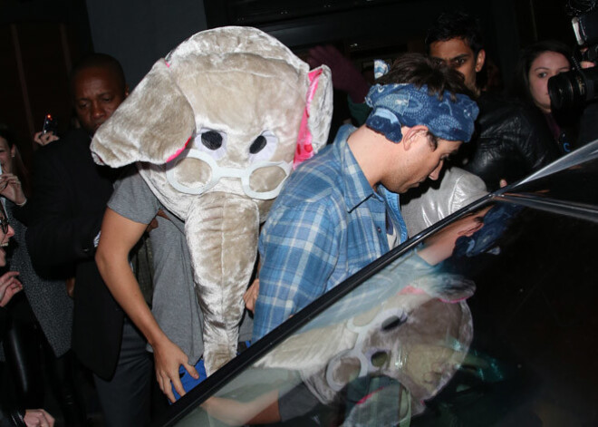 Neatpaliek no Bībera gāzmaskā. 1D mūziķis slēpjas ziloņa maskā. FOTO